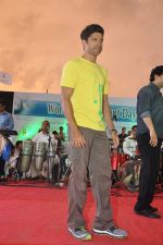 Farhan Akhtar at Asif Bhamla_s clean green drive in Bandra, Mumbai on 4th June 2013 (36).JPG